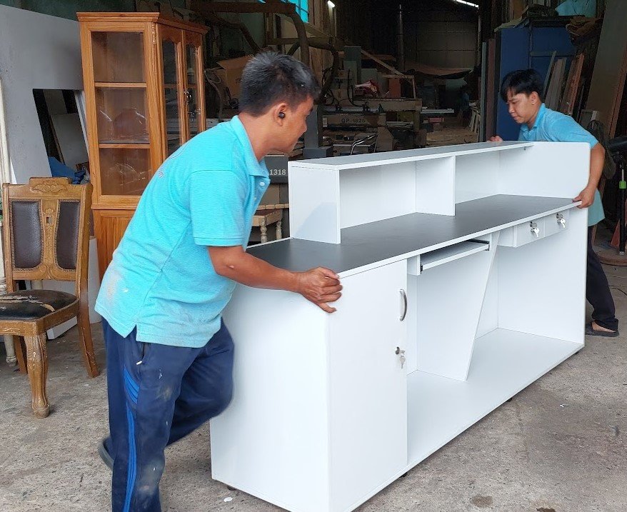 Hình ảnh sản xuất tại xưởng nội thất gỗ với máy móc hiện đại Hình ảnh sản xuất tại xưởng nội thất gỗ với máy móc hiện đại