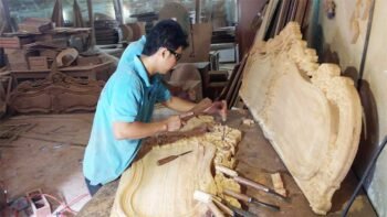 Hình ảnh sản xuất tại xưởng nội thất gỗ với máy móc hiện đại