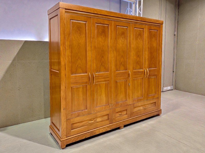 Giá tủ quần áo bằng gỗ