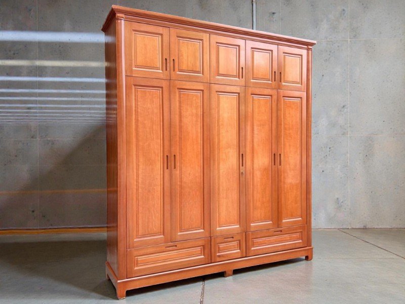 Giá tủ quần áo bằng gỗ