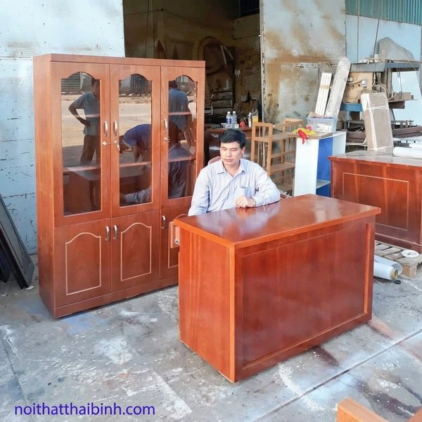 Bàn văn phòng gỗ công nghiệp bố trí trong phòng làm việc