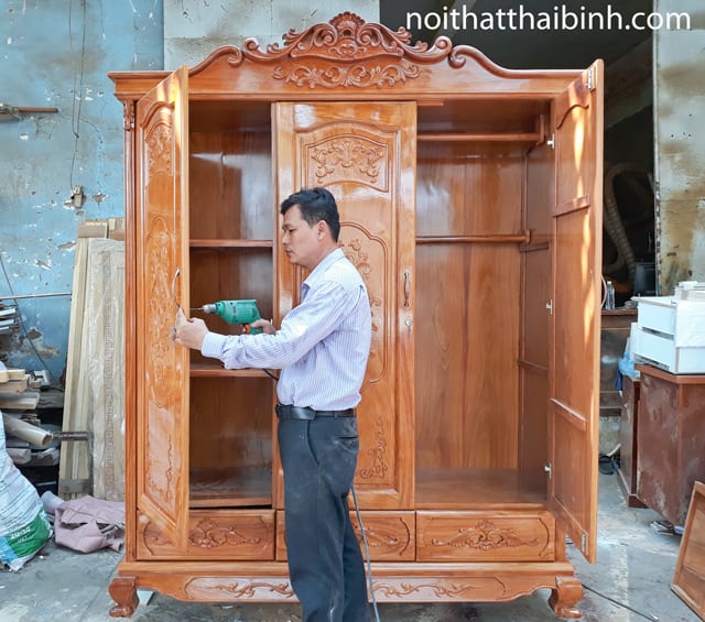 Tủ quần áo bằng gỗ gõ đỏ