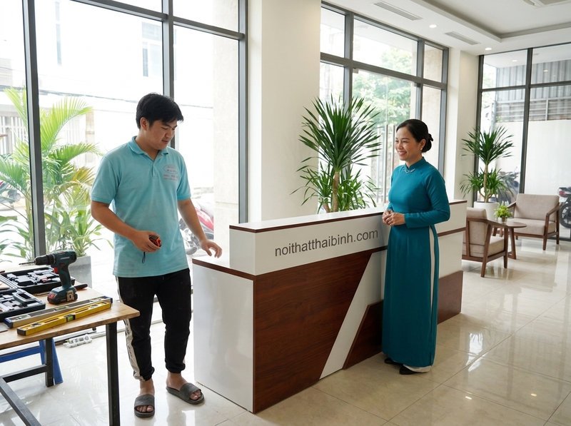 Toàn cảnh quầy lễ tân khách sạn đẹp tphcm gỗ công nghiệp sơn trắng