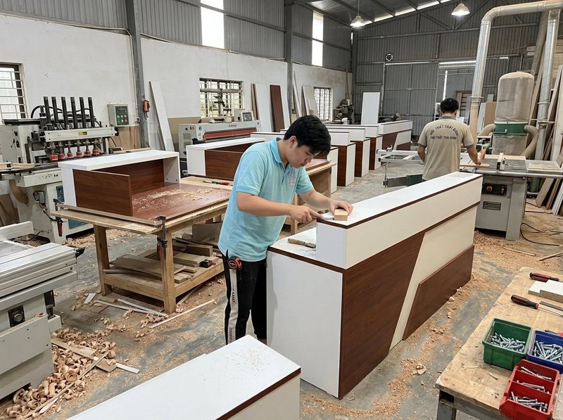 Quầy lễ tân khách sạn đẹp tphcm nhìn góc nghiêng