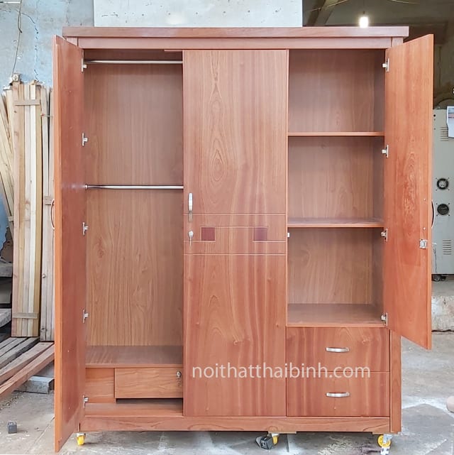 Bên trong tủ quần áo