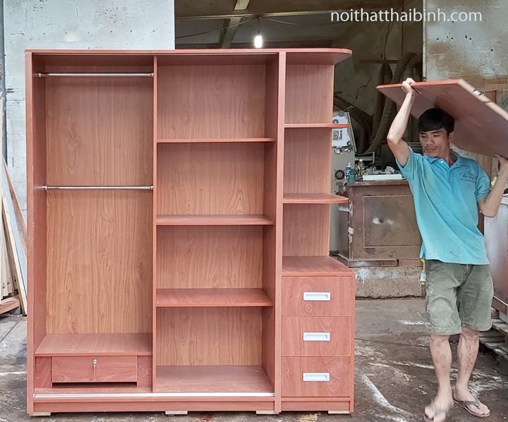 Bên trong tủ quần áo cửa trượt hiện đại