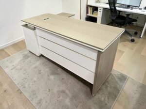 Bàn làm việc bằng gỗ công nghiệp