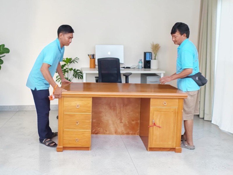 Có nên sử dụng bàn làm việc bằng gỗ công nghiệp? Bàn làm việc gỗ công nghiệp chân sắt kê góc phòng làm việc tại nhà