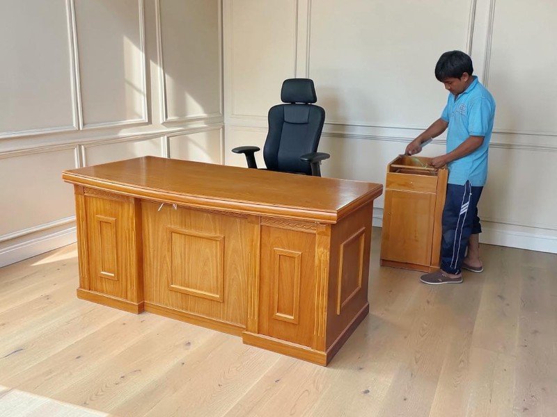 Có nên sử dụng bàn làm việc bằng gỗ công nghiệp? Bàn làm việc gỗ tự nhiên
