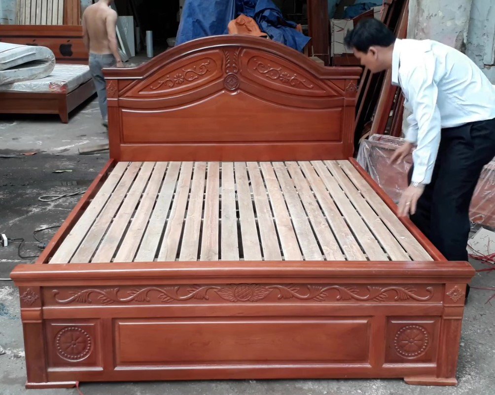 Cận cảnh vân gỗ gõ đỏ xoắn tự nhiên trên mặt giường ngủ