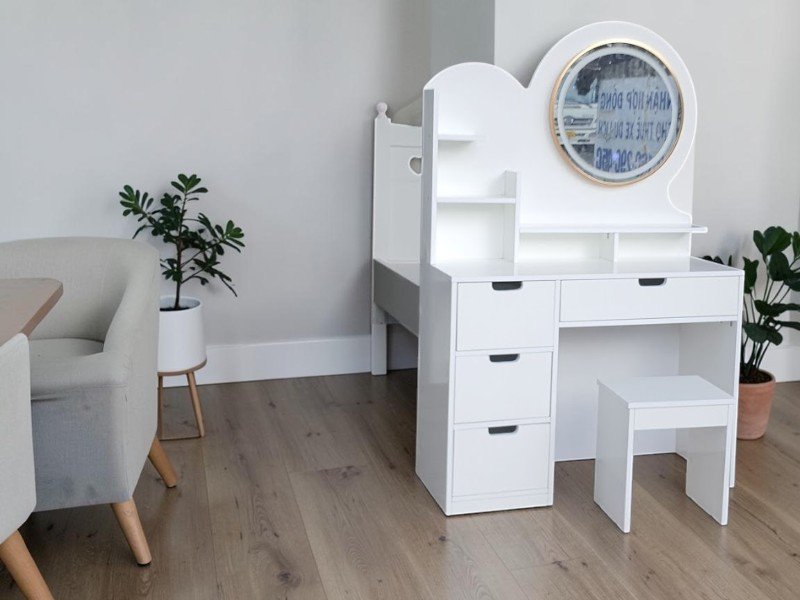 Mua bàn trang điểm đẹp cho những không gian nhỏ Bàn trang điểm gỗ xoan đào tích hợp ngăn kéo tiện lợi