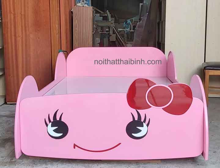 Giường ngủ hình xe ô tô màu hồng