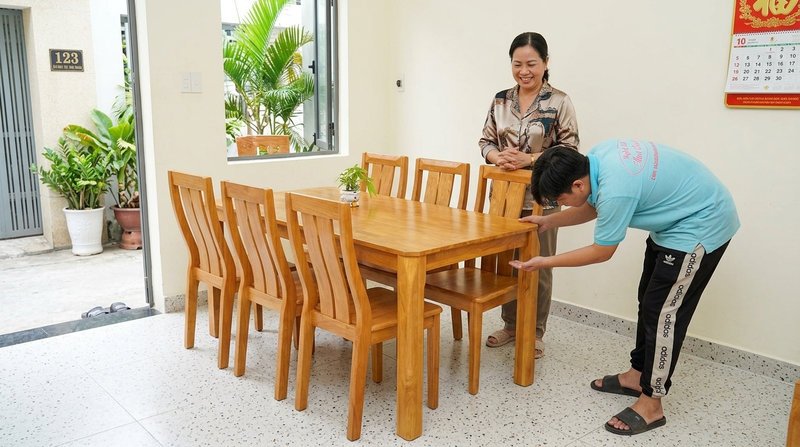 Bộ bàn ăn gỗ cao su tự nhiên MS 2479 Ghế gỗ cao su tựa lưng chắc chắn của bộ bàn ăn MS 2479