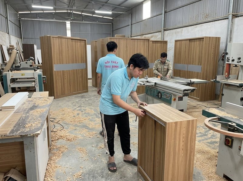 Tủ áo cửa lùa cỡ lớn đặt trong phòng ngủ rộng
