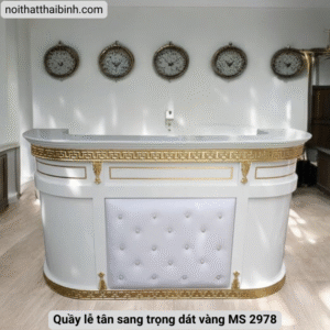 Quầy lễ tân sang trọng dát vàng