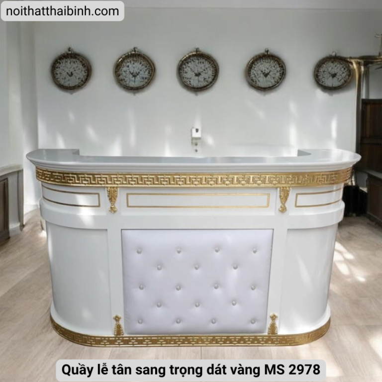 Quầy lễ tân sang trọng dát vàng