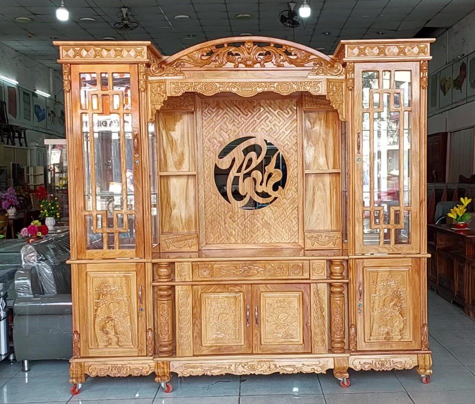 Thợ mộc kiểm tra siết chặt ốc vít khung kệ tivi gỗ