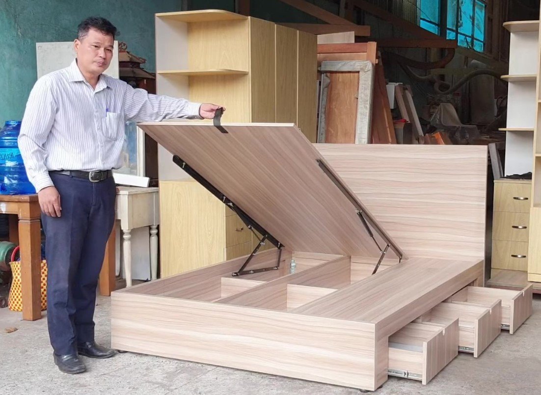 ý tưởng thiết kế giường gỗ sang trọng đẳng cấp Chi tiết đầu giường gỗ chạm khắc hoa văn cổ điển quý phái