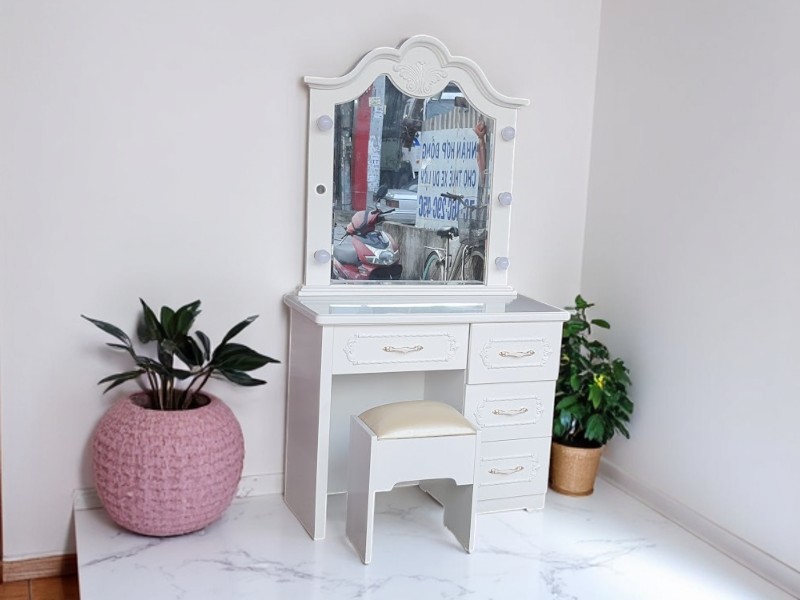 6 Kinh Nghiệm Mua Bàn Trang Điểm Chất Lượng Cao 3 6 Kinh Nghiệm Mua Bàn Trang Điểm Chất Lượng Cao