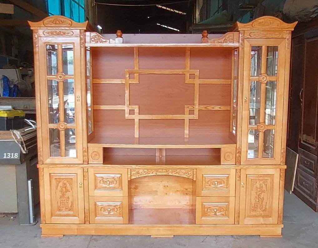 Không gian phòng khách quận 7 lắp kệ tivi treo tường tối giản