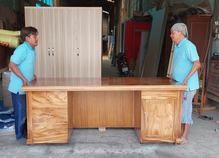 7 bàn giám đốc đẹp nổi bật cho văn phòng chuyên nghiệp Bàn giám đốc cao cấp trong phòng điều hành rộng rãi