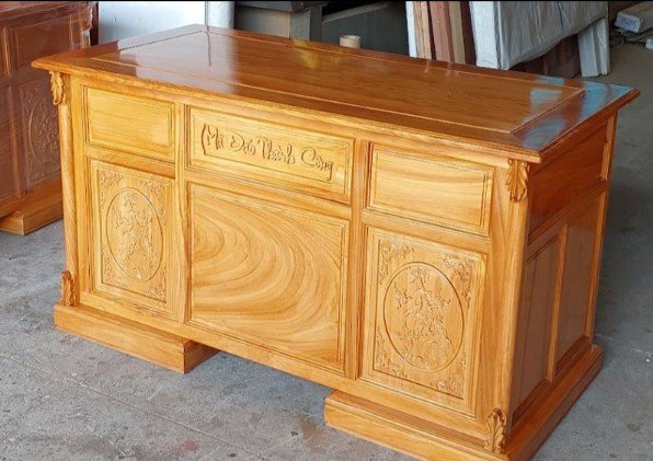 7 bàn giám đốc đẹp nổi bật cho văn phòng chuyên nghiệp Bàn giám đốc nguyên khối giữ mép gỗ tự nhiên