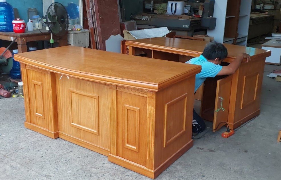 7 bàn giám đốc đẹp nổi bật cho văn phòng chuyên nghiệp Chi tiết chân bàn giám đốc kim loại sơn tĩnh điện