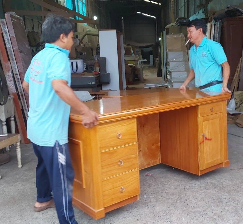7 bàn giám đốc đẹp nổi bật cho văn phòng chuyên nghiệp Mặt bàn giám đốc dày phẳng cạnh bo mềm tì tay
