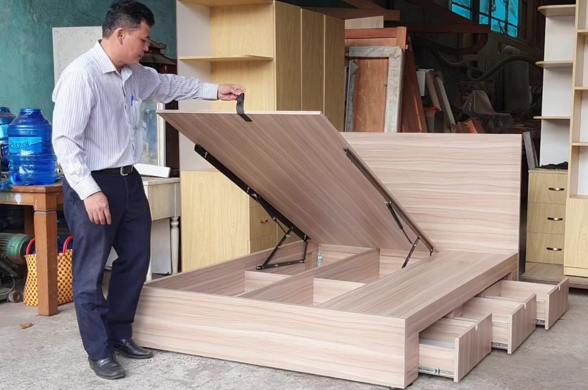Giường gỗ gõ đỏ với hoa văn khắc thủ công tinh xảo