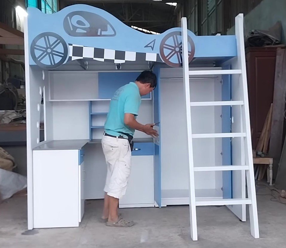 Thang leo giường tầng có bậc rộng và tay vịn chắc chắn