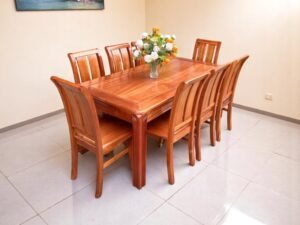 Bàn ăn gỗ tại Quận 5