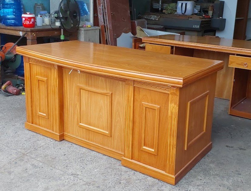 Bàn làm việc tốt bằng gỗ tự nhiên cho văn phòng hiện đại