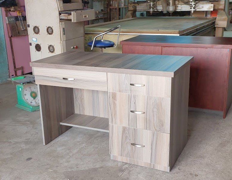 Bàn làm việc tốt bằng gỗ tự nhiên cho văn phòng hiện đại