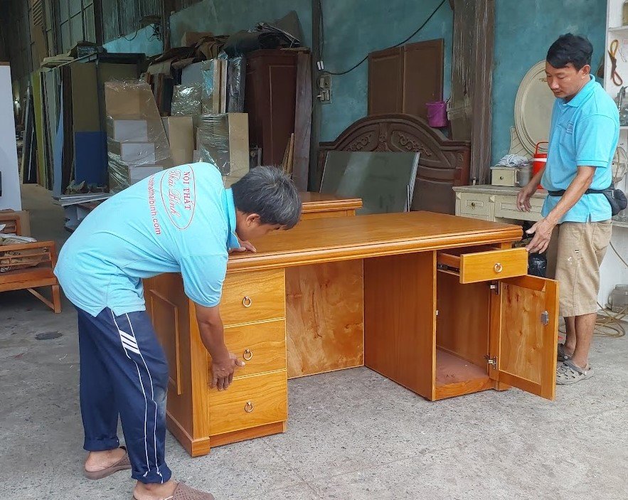 Bàn làm việc tốt bằng gỗ tự nhiên cho văn phòng hiện đại