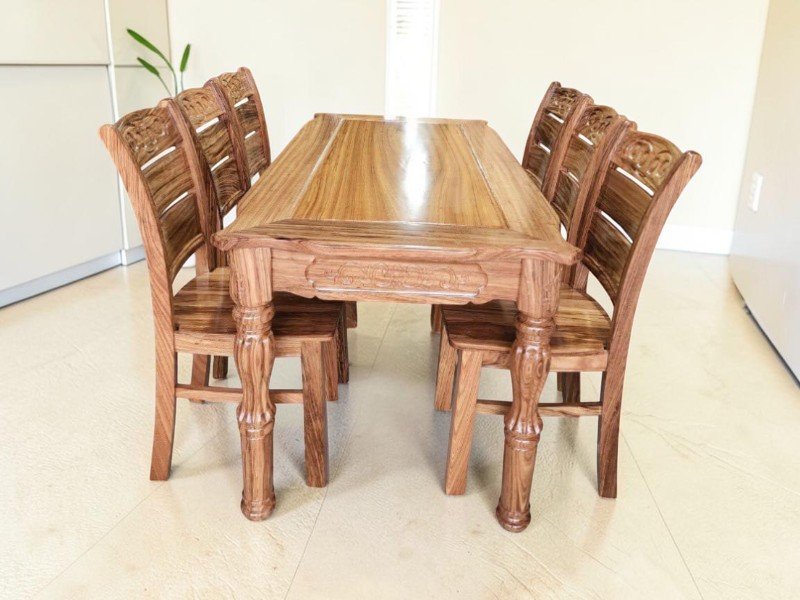 Mặt bàn ăn gỗ phủ sơn bóng mờ dễ lau chùi vệ sinh