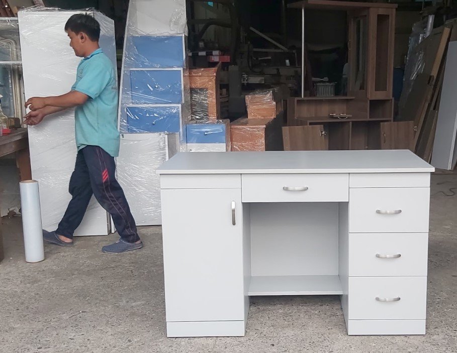 Bàn làm việc gỗ tự nhiên Tân Bình sang trọng hiện đại 2025 Bàn làm việc gỗ tự nhiên hoàn thiện phủ PU mờ bền đẹp
