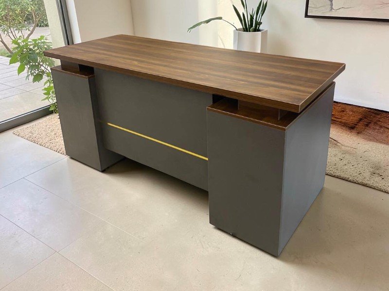 Sắp xếp đồ đạc gọn gàng trên mặt bàn làm việc gỗ