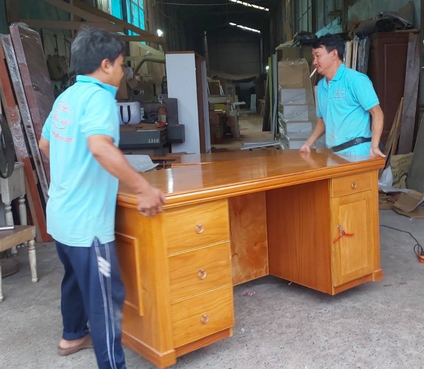 Cạnh bàn giám đốc sang trọng lộ thớ gỗ tự nhiên liền mạch