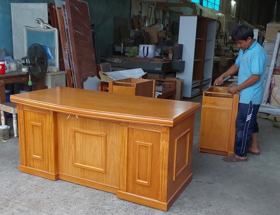 Cửa hàng nội thất văn phòng trưng bày bàn ghế hiện đại