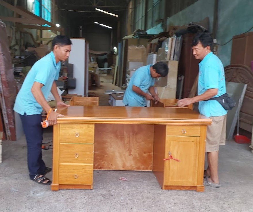 Cửa hàng nội thất văn phòng trưng bày bàn ghế hiện đại