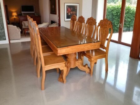 Điều kiêng kỵ khi kê bàn ăn gỗ gần cửa