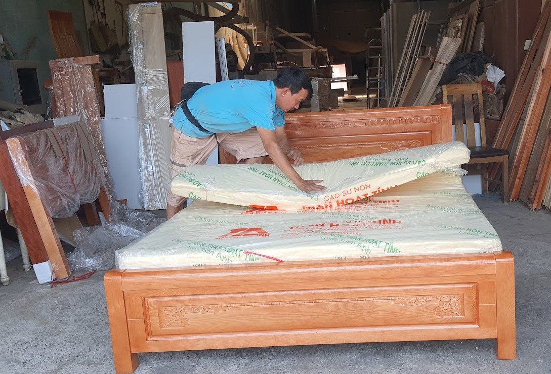 Giường gỗ tự nhiên