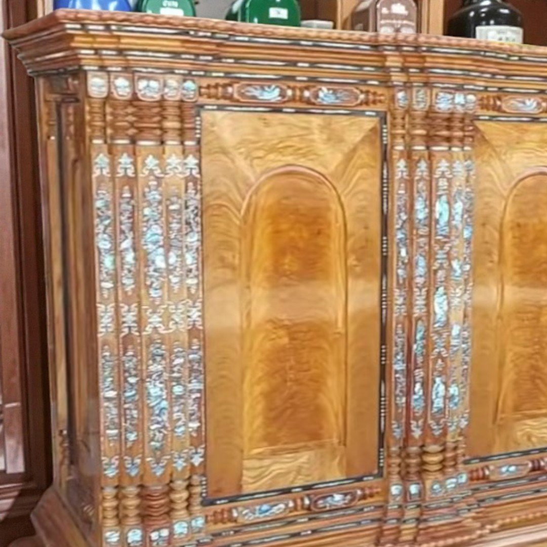 Chi tiết cẩn xà cừ tinh xảo trên tủ thờ gỗ gõ đỏ 19 trụ