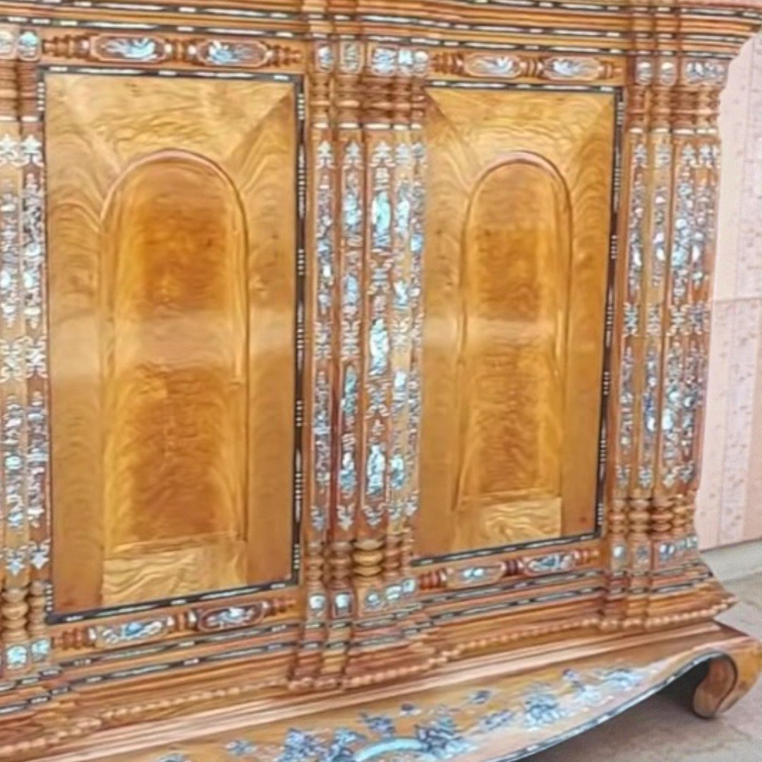 Chi tiết chạm khắc tủ thờ gỗ gõ đỏ 19 trụ