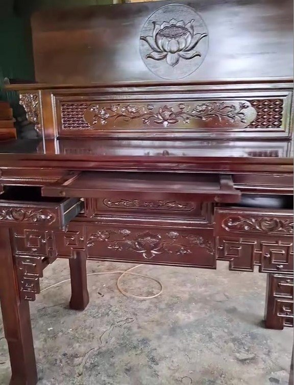 Chi tiết hoa văn chạm sen trên bàn thờ gỗ tràm