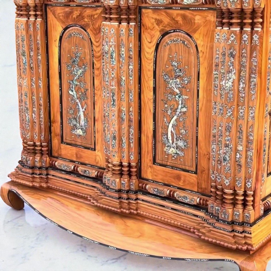 Mặt trước tủ thờ cẩn xà cừ 19 trụ chạm khắc tinh xảo