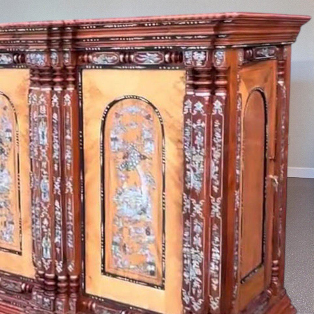 Chi tiết trụ và vân gỗ tủ thờ gỗ căm xe gõ đỏ 15 trụ Chi tiết trụ và vân gỗ tủ thờ gỗ căm xe gõ đỏ 15 trụ