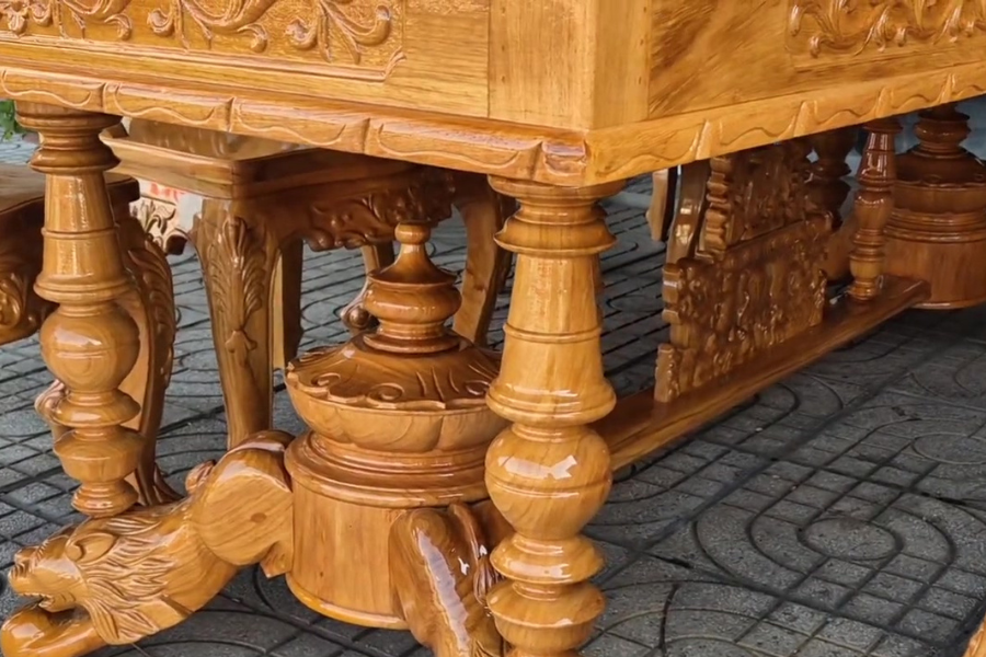 Chi tiết chân sư tử chạm khắc tinh xảo bàn ăn gỗ gõ đỏ