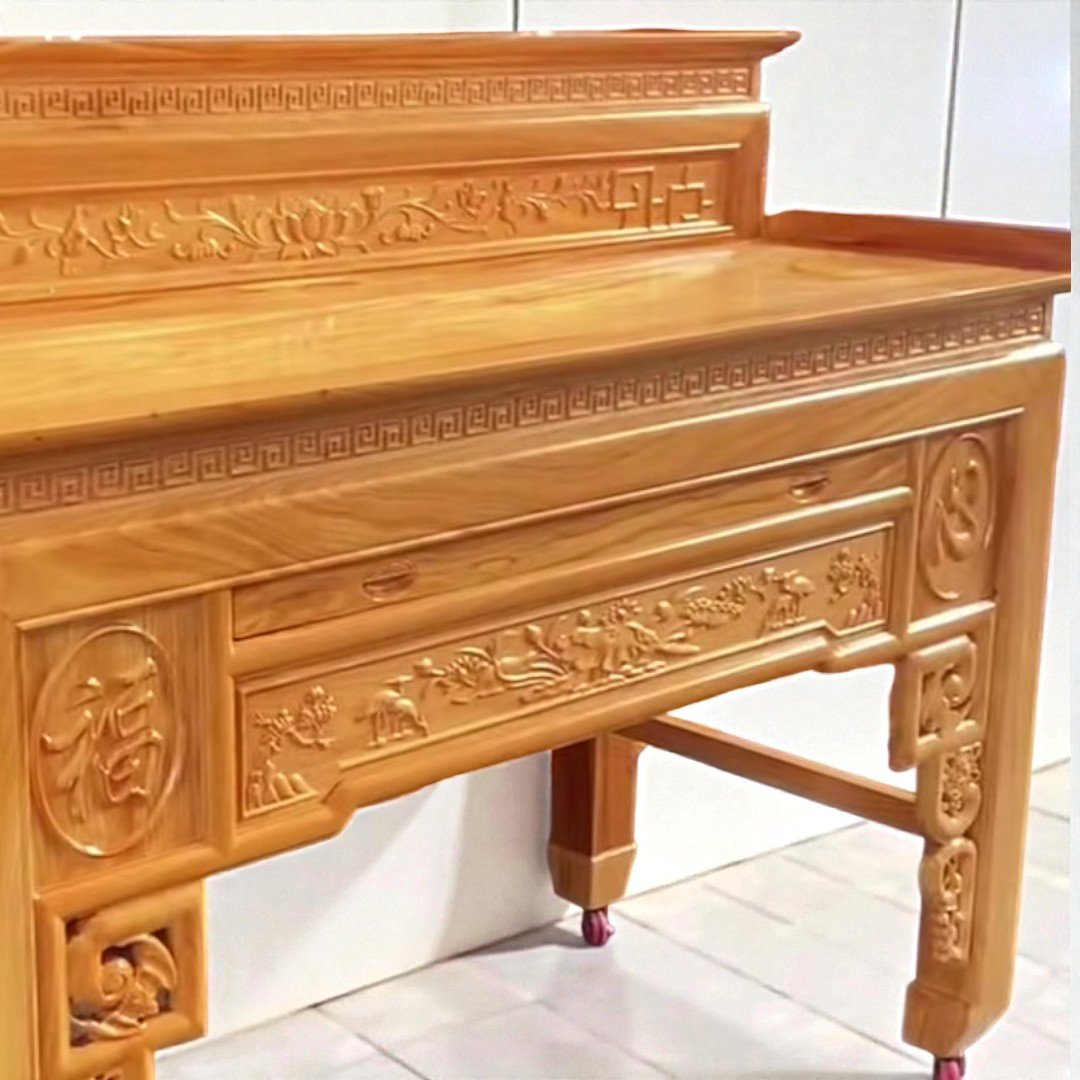 Chi tiết hoa văn chạm sen trên bàn cúng 2 tầng gỗ gõ đỏ
