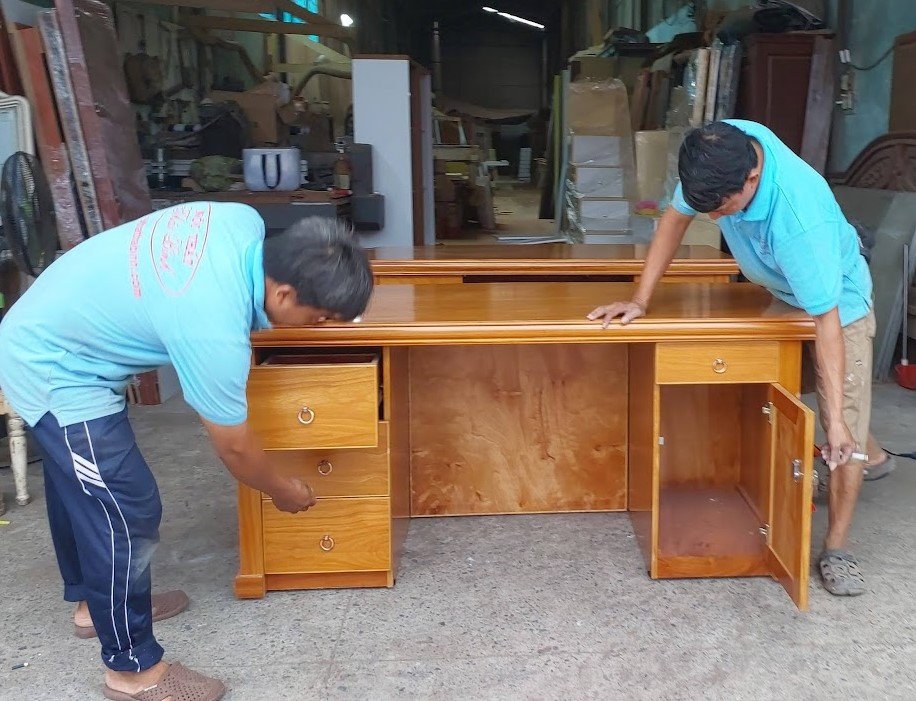 Bàn gỗ làm việc tại nhà đẹp gỗ tự nhiên màu vân gõ sang trọng